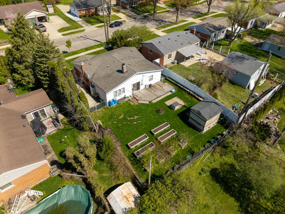 350 Hollywood Drive Saline City, MI 48176