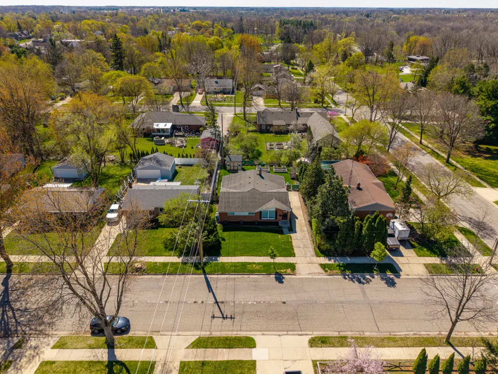 350 Hollywood Drive Saline City, MI 48176