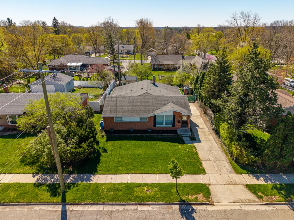 350 Hollywood Drive Saline City, MI 48176
