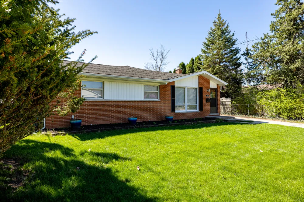 350 Hollywood Drive Saline City, MI 48176