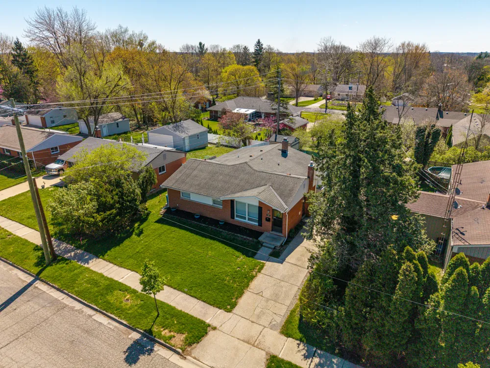 350 Hollywood Drive Saline City, MI 48176