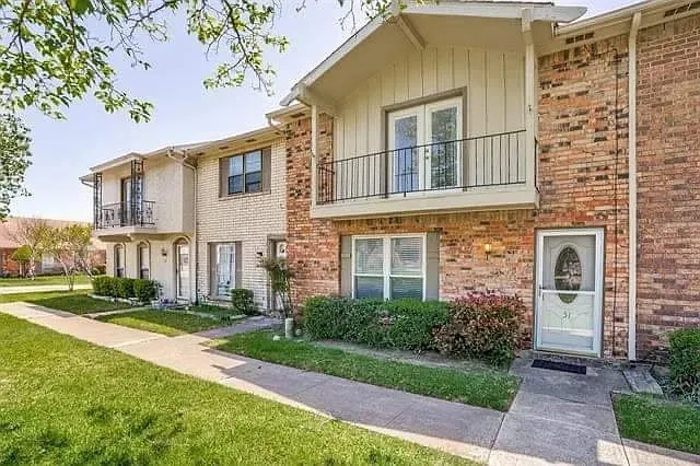 51 W Townhouse Lane #18 Grand Prairie, TX 75052