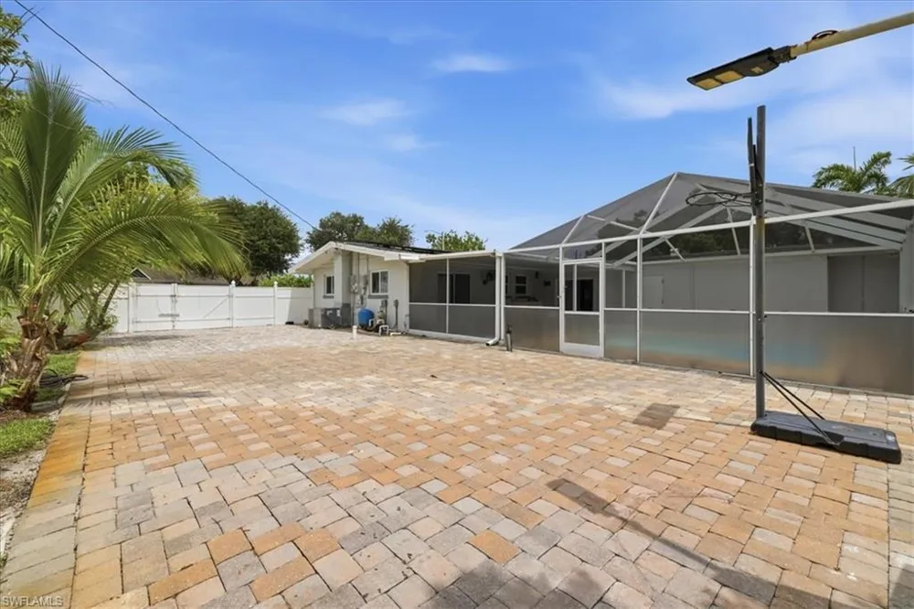 1821 Winkler Avenue Fort Myers, FL 33901