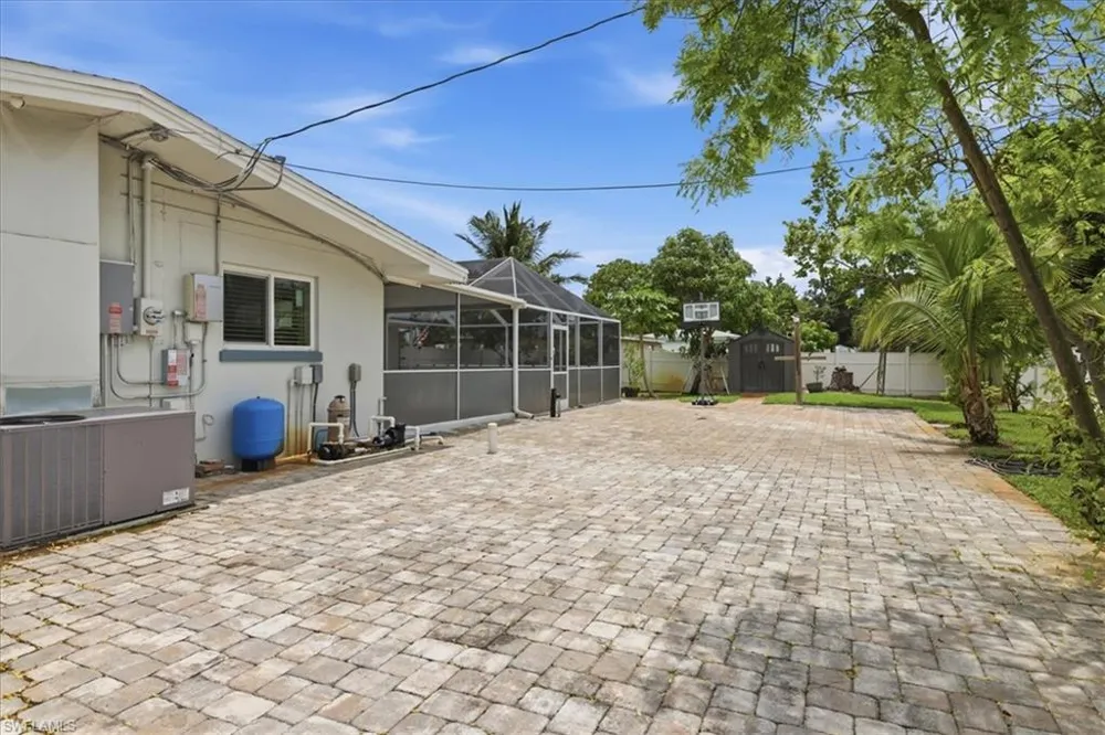1821 Winkler Avenue Fort Myers, FL 33901