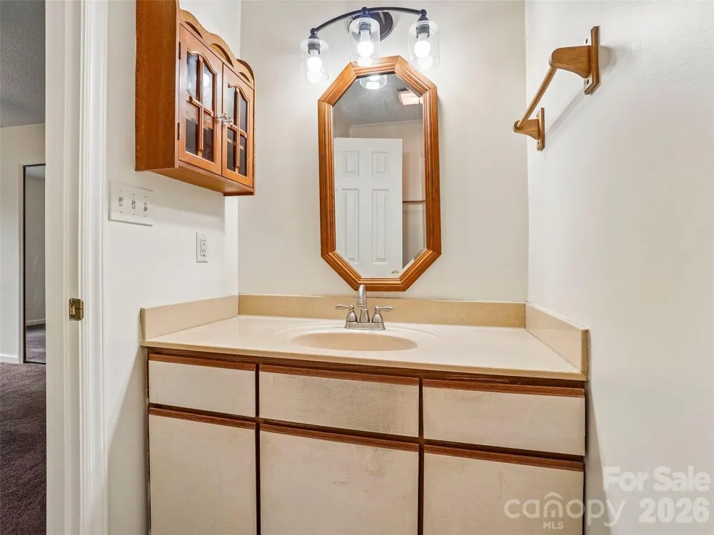 1106 Abbey Circle Asheville, NC 28805