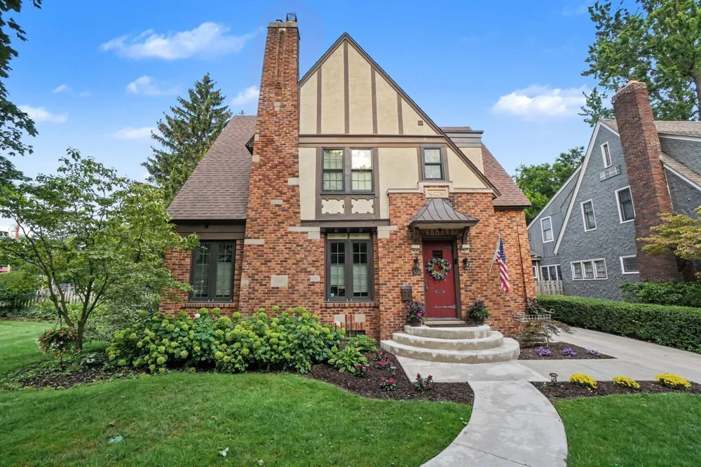 566 Lawndale Court Holland, MI 49423