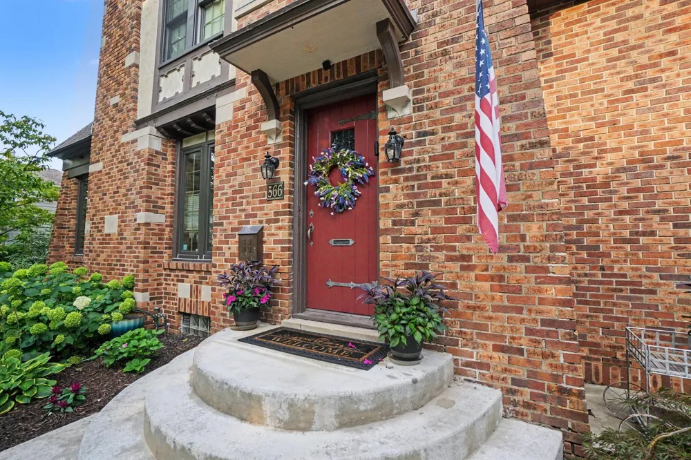 566 Lawndale Court Holland, MI 49423
