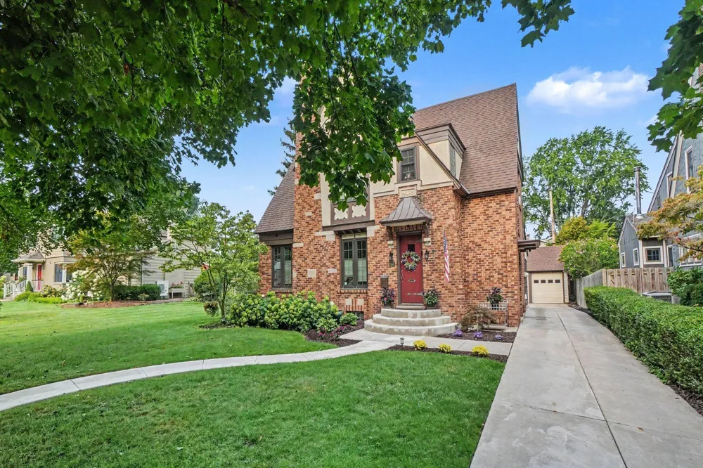 566 Lawndale Court Holland, MI 49423