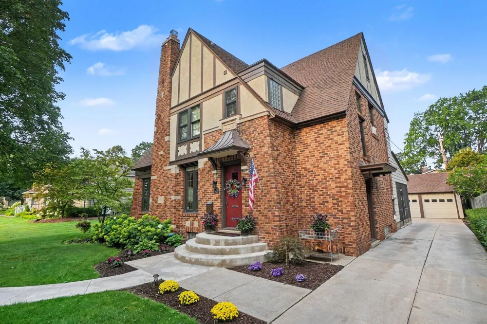 566 Lawndale Court Holland, MI 49423