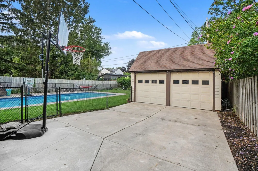 566 Lawndale Court Holland, MI 49423
