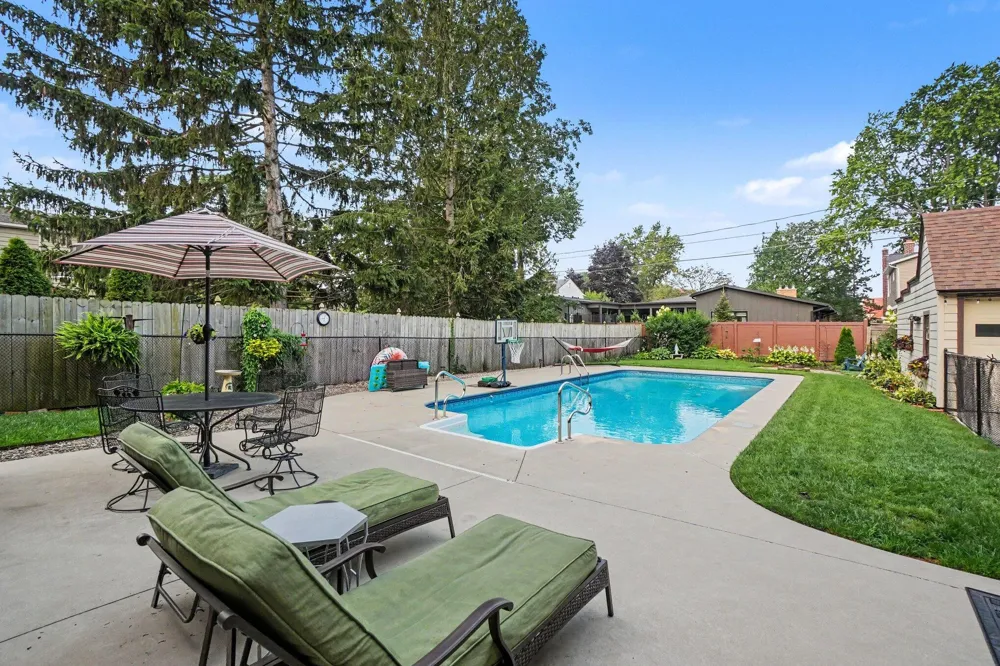 566 Lawndale Court Holland, MI 49423