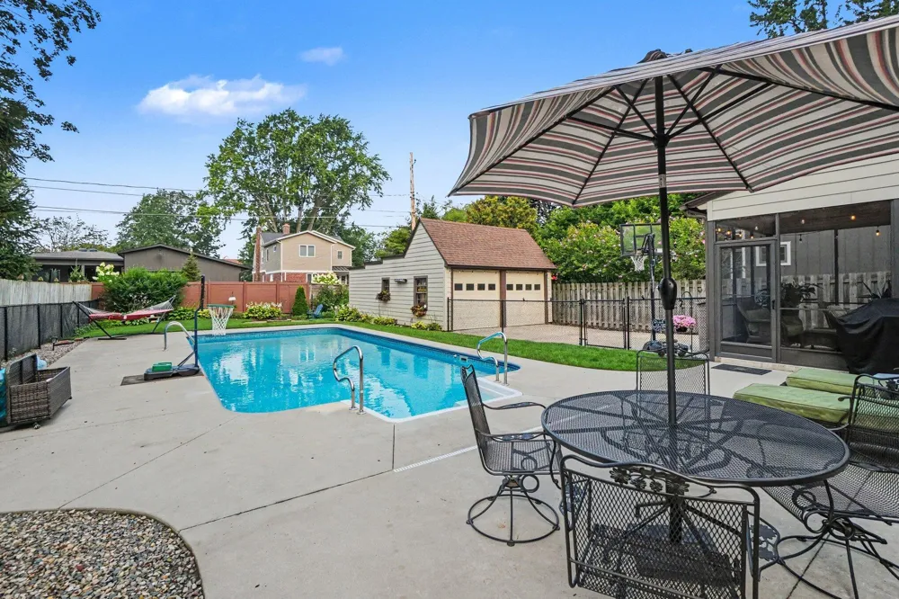566 Lawndale Court Holland, MI 49423
