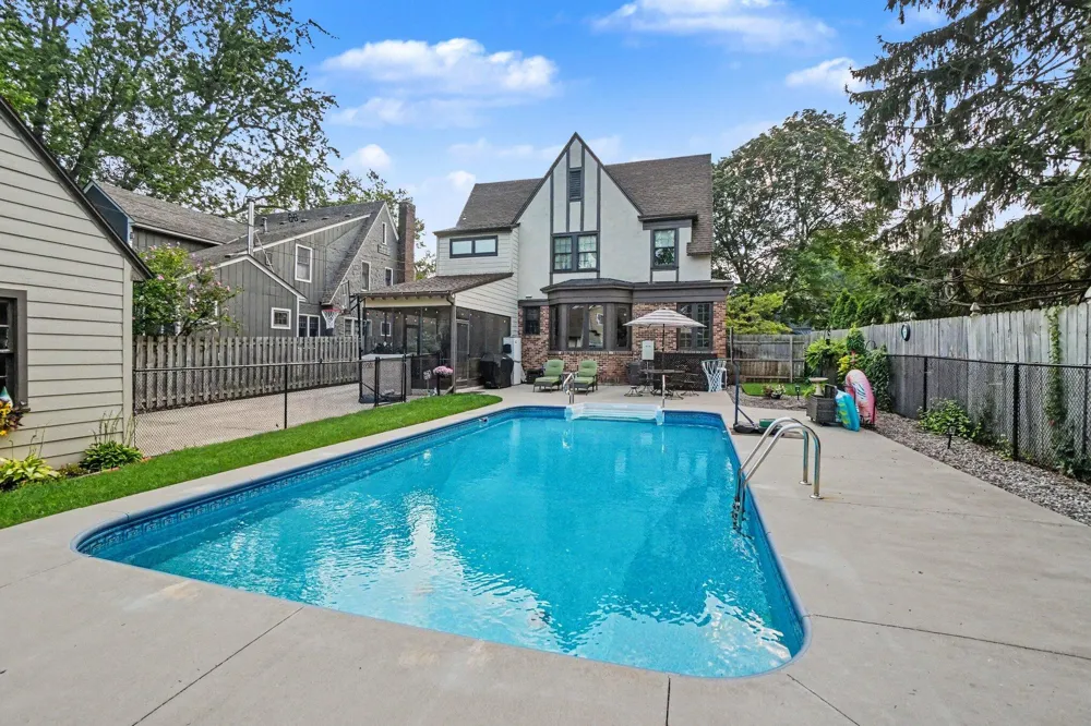 566 Lawndale Court Holland, MI 49423
