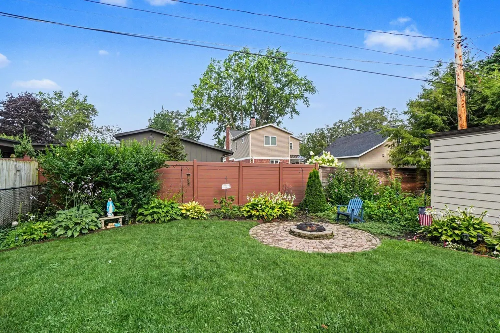 566 Lawndale Court Holland, MI 49423