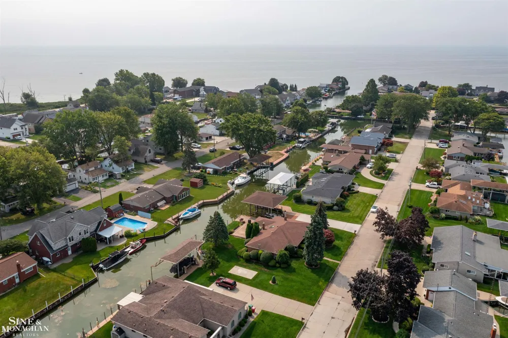 37936 Seaway Ct Court Harrison Charter Township, MI 48045