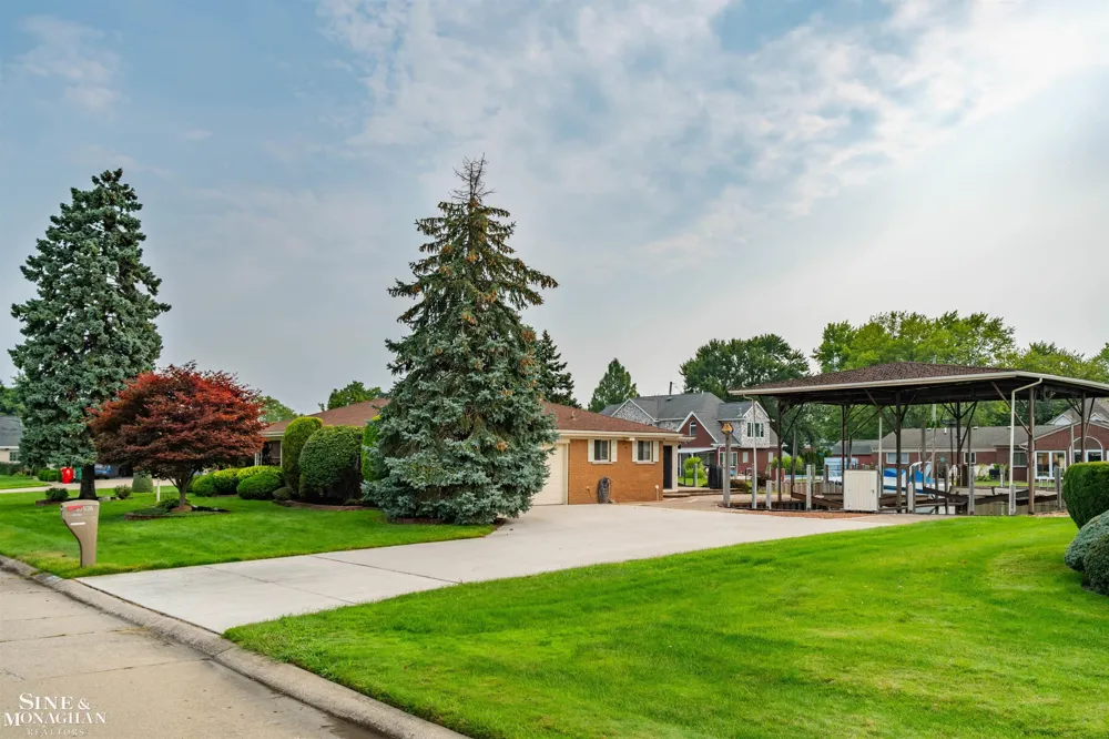 37936 Seaway Ct Court Harrison Charter Township, MI 48045