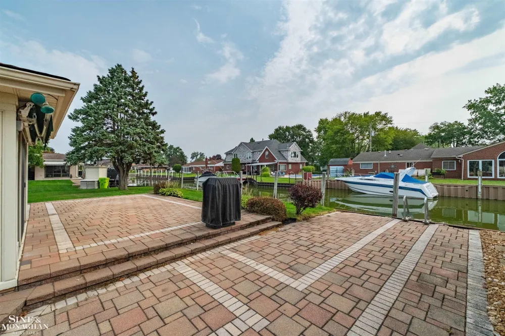 37936 Seaway Ct Court Harrison Charter Township, MI 48045