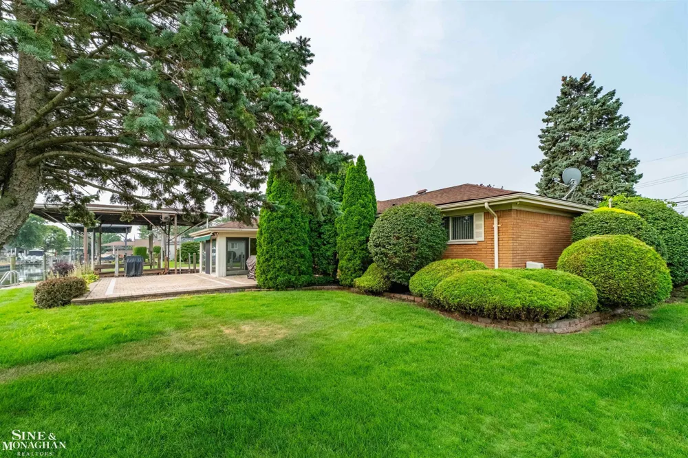 37936 Seaway Ct Court Harrison Charter Township, MI 48045