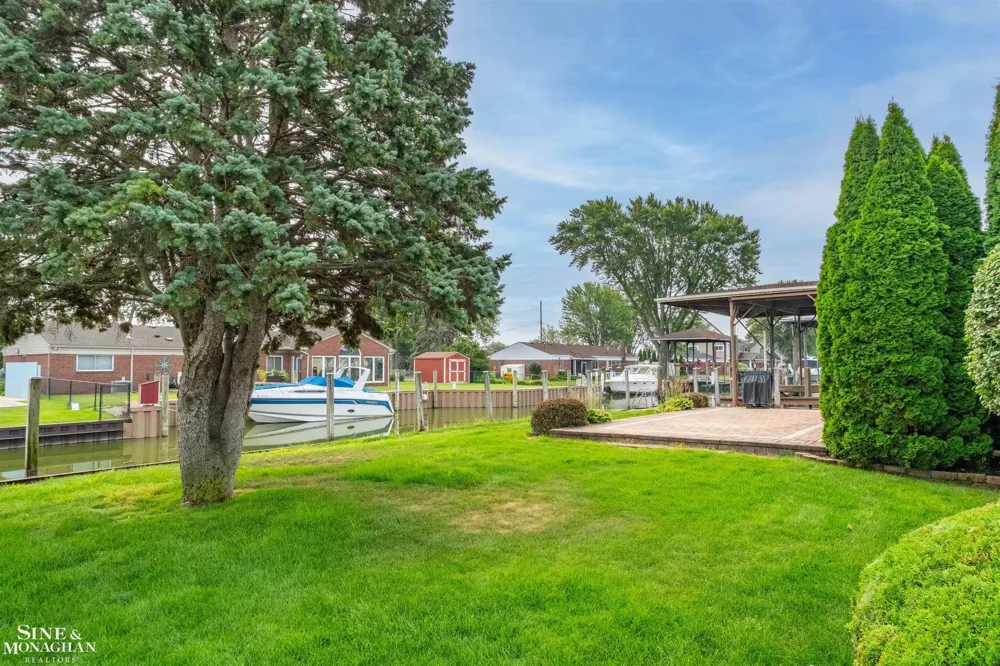 37936 Seaway Ct Court Harrison Charter Township, MI 48045