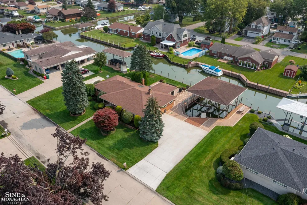 37936 Seaway Ct Court Harrison Charter Township, MI 48045