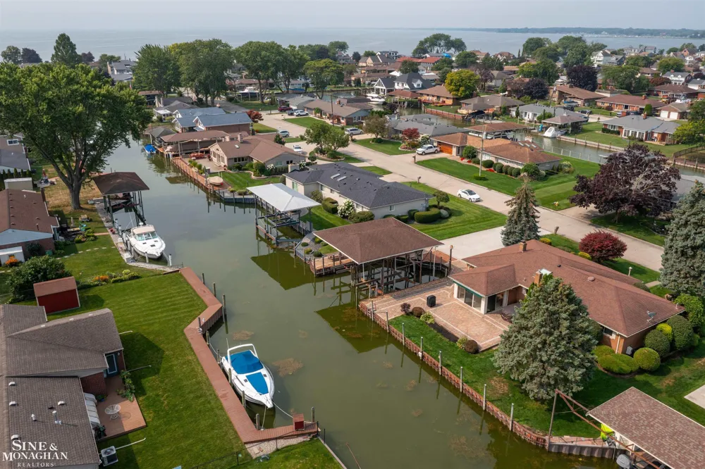37936 Seaway Ct Court Harrison Charter Township, MI 48045