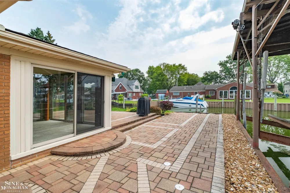 37936 Seaway Ct Court Harrison Charter Township, MI 48045