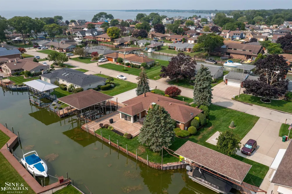 37936 Seaway Ct Court Harrison Charter Township, MI 48045
