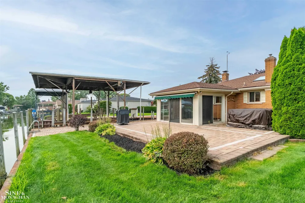 37936 Seaway Ct Court Harrison Charter Township, MI 48045