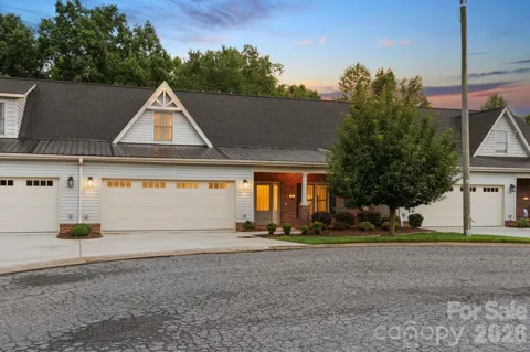 823 Iris Lane