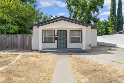 214 E Pine Avenue