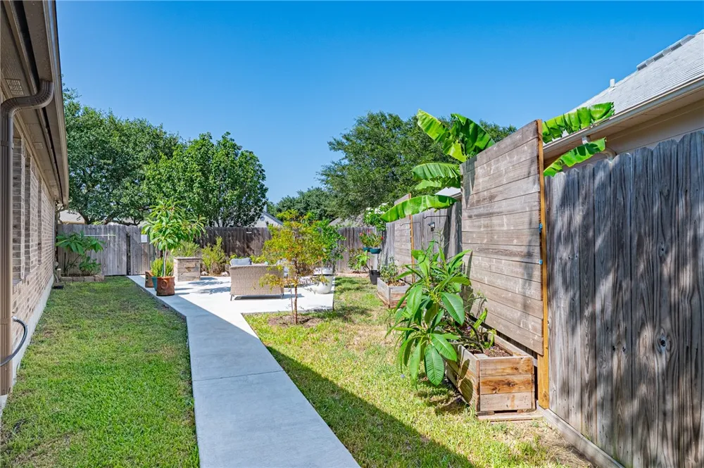 115 Georgian Oaks Rockport, TX 78382