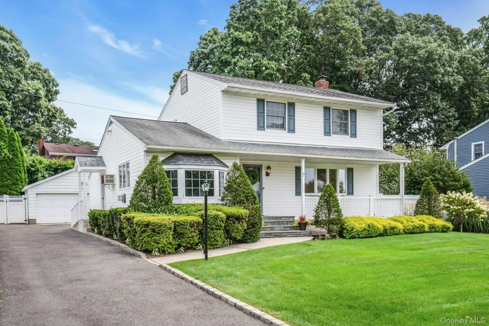 7 Tomkins Court Commack, NY 11725