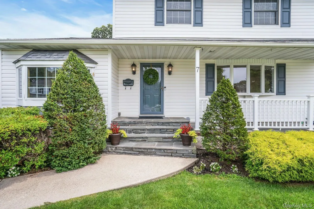 7 Tomkins Court Commack, NY 11725