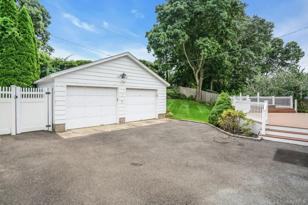 7 Tomkins Court Commack, NY 11725