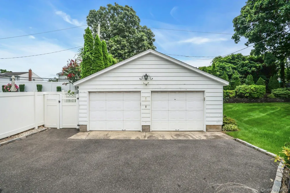 7 Tomkins Court Commack, NY 11725