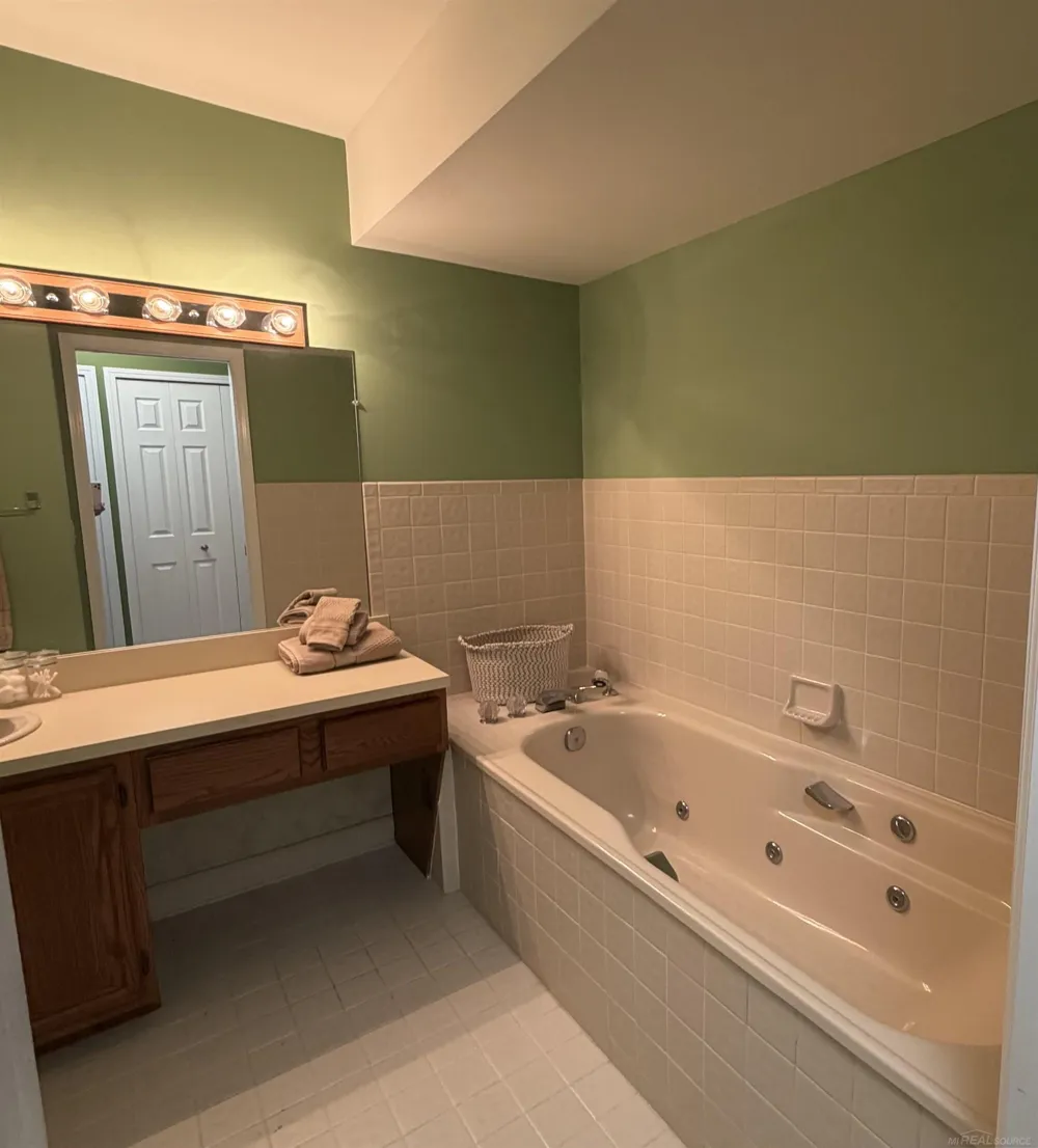 43076 W Kirkwood Drive Clinton Charter Township, MI 48038