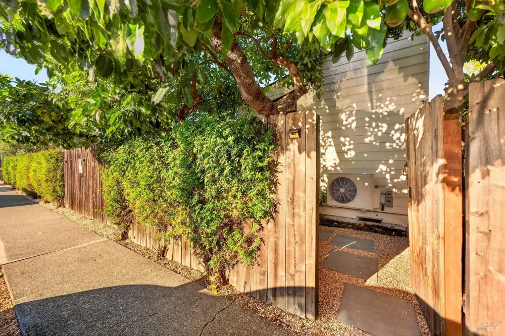 1571 Menlo Avenue Napa, CA 94558