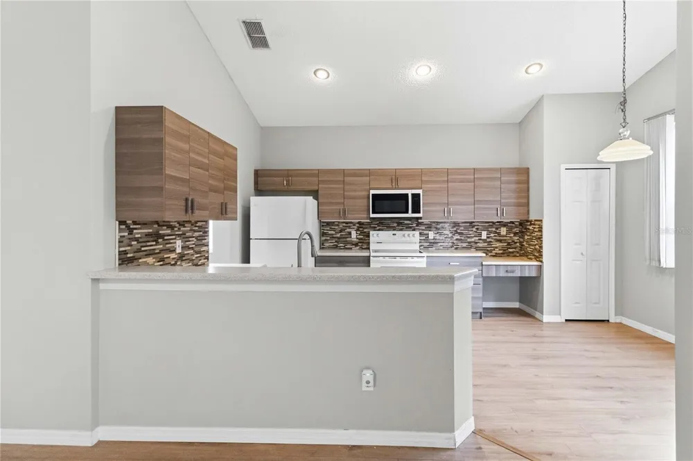 2412 RUNYON CIRCLE Orlando, FL 32837