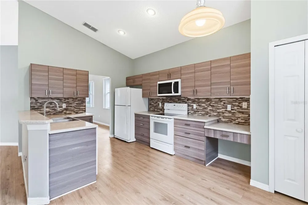 2412 RUNYON CIRCLE Orlando, FL 32837