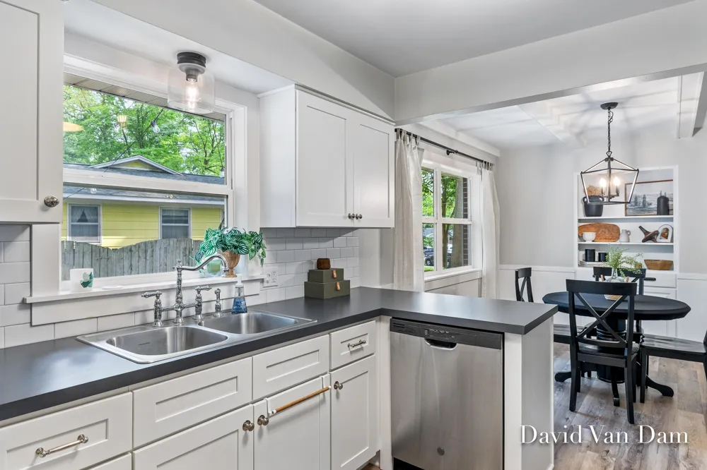 4930 Poinsettia Avenue SE Kentwood City, MI 49508