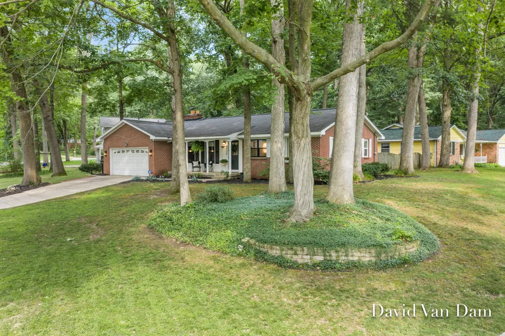 4930 Poinsettia Avenue SE Kentwood City, MI 49508