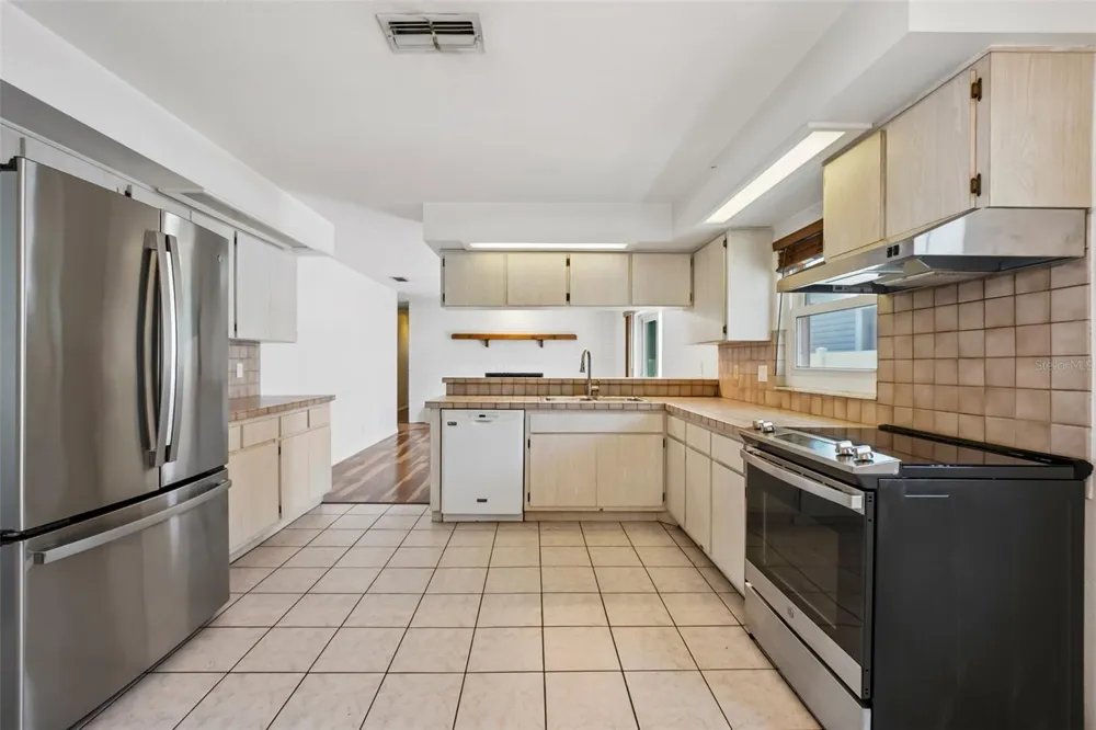 144 8TH AVENUE St Petersburg, FL 33701