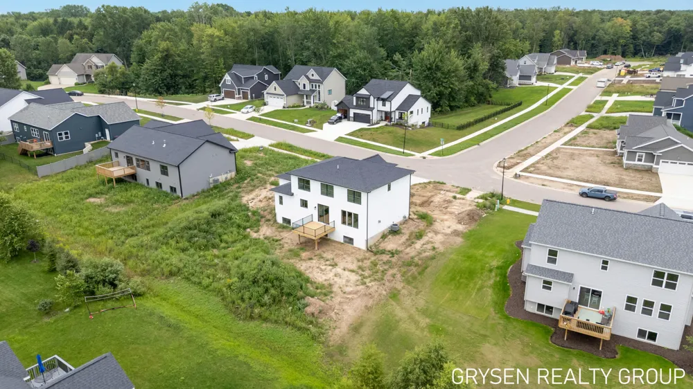 1839 Stratford Lane NW Walker City, MI 49534