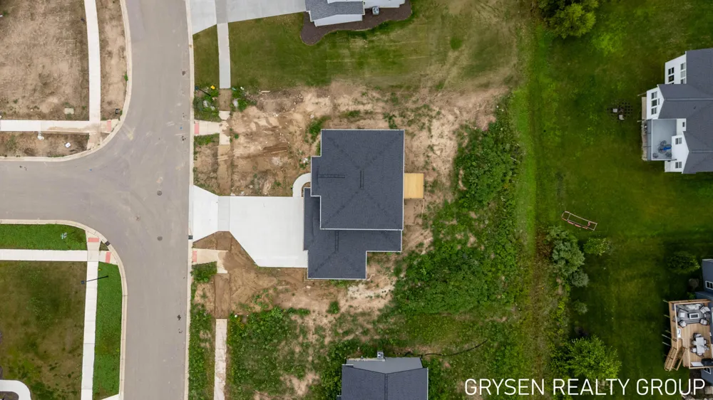 1839 Stratford Lane NW Walker City, MI 49534