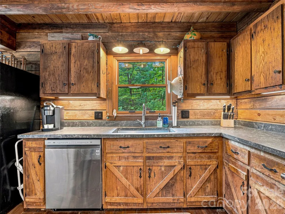 267 Trillium Lane Burnsville, NC 28714