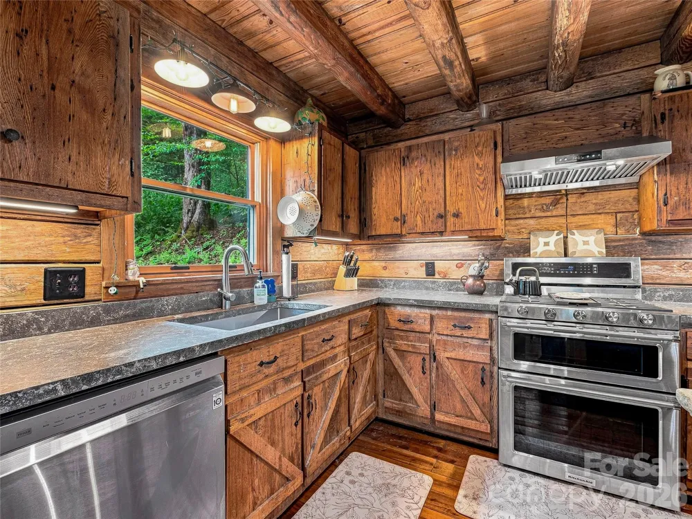267 Trillium Lane Burnsville, NC 28714
