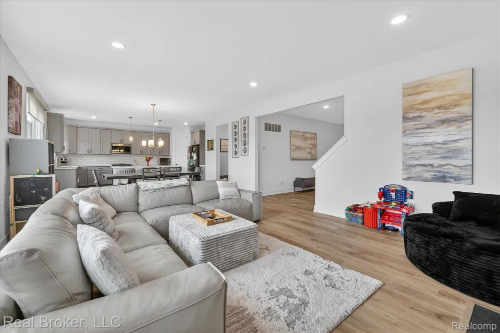 2344 Provencal Drive Commerce Charter Township, MI 48382