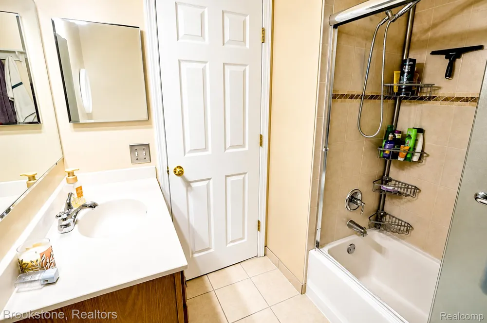 45737 Kensington Utica City, MI 48317