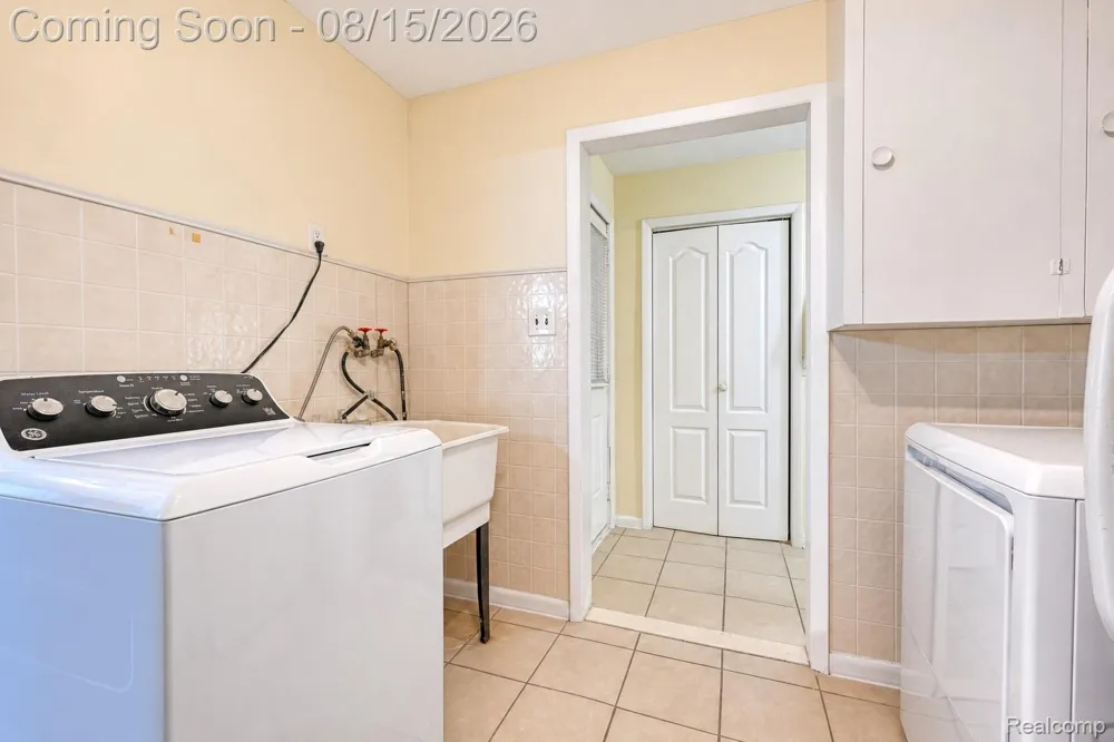 1579 Dulong Avenue Madison Heights City, MI 48071