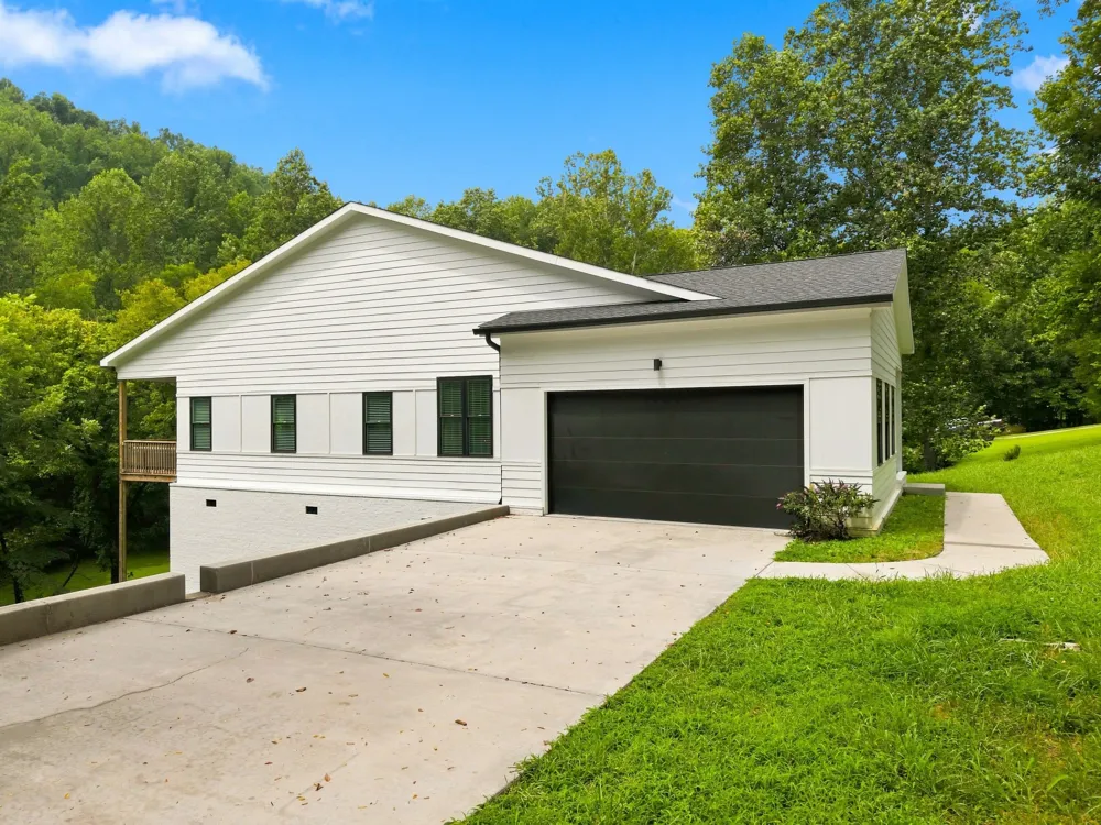 605 Harbor Dr Lancaster, TN 38569